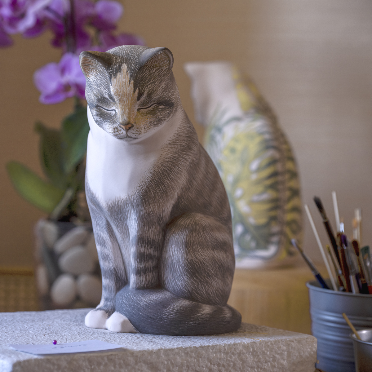 Реалистична урна за котка, сив/tabby, ръчно декорирана по снимка